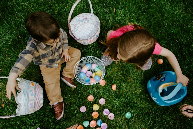 Foto zeigt Kinder mit Osternest